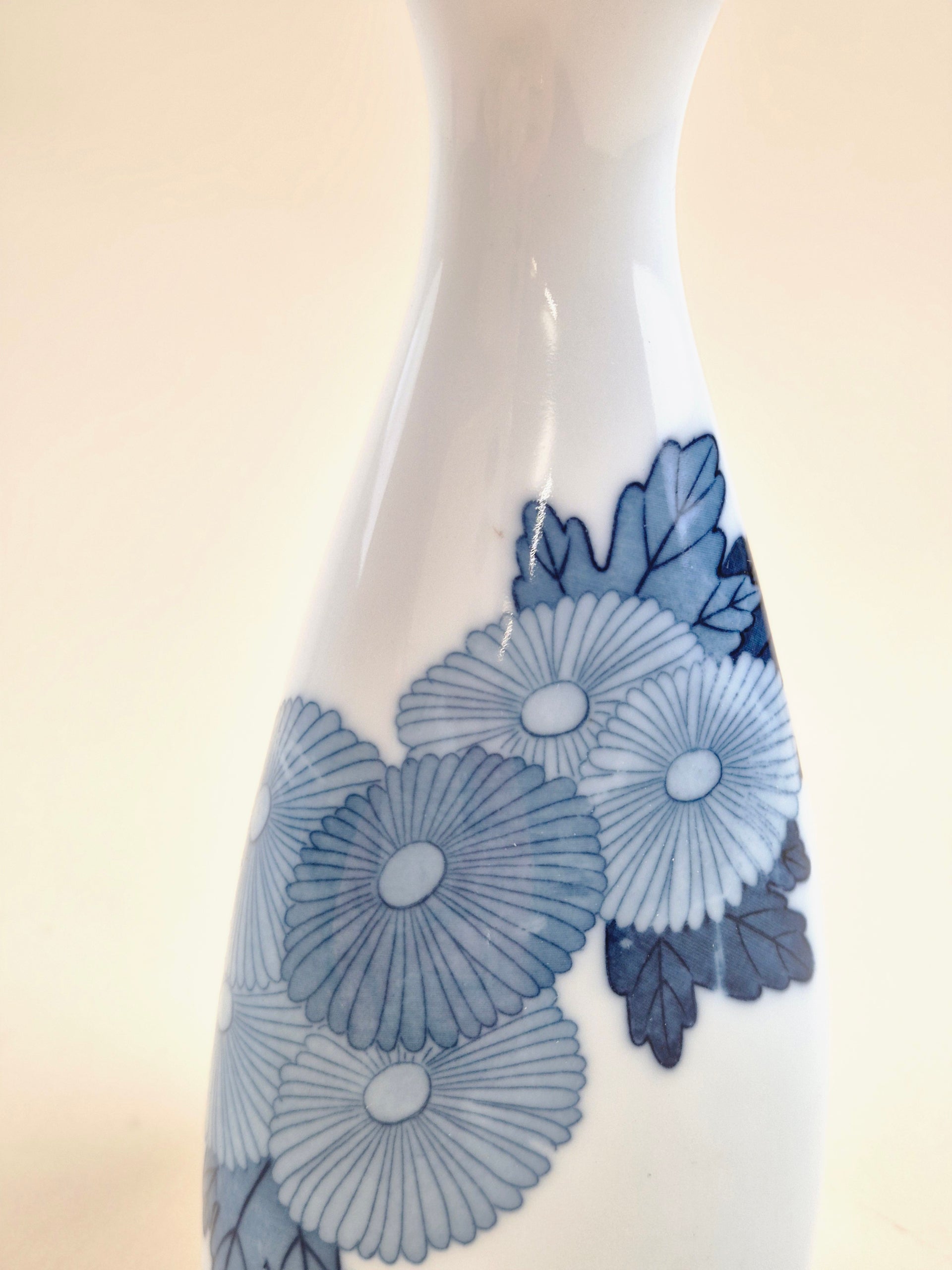 Japanese Tokkuri Sake Bottle White/Flower 150 ml